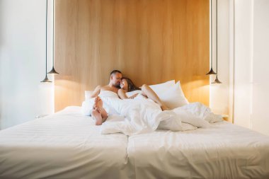 Çekici güzel çift yatak otelin yalan ilişki seyahat