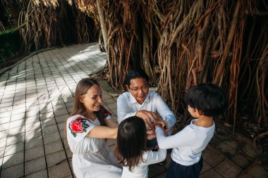 mutlu şık anne oğlu ve aile an şaşırtıcı ormanlarda Park'ta yürüyordunuz kızı ile elele. Babalar anneler günü