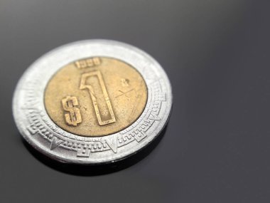 Koyu parlak yüzeyi bir Meksika Pezosu.