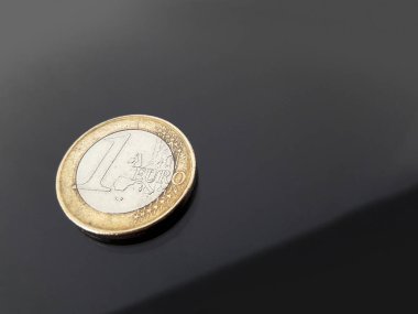 Bir euro para siyah parlak yüzeyi.