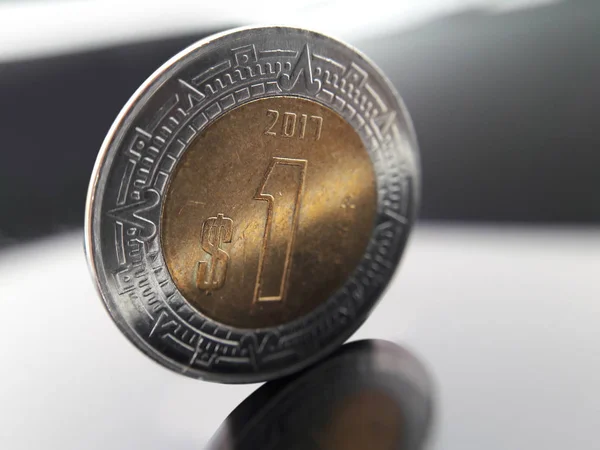 Peso mexicano de pie sobre superficie brillante oscura . — Foto de Stock