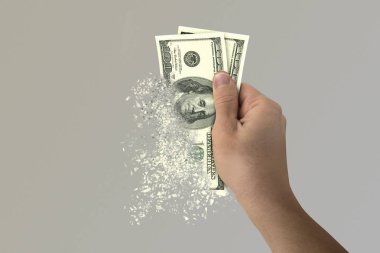 Bir adamın elinde iki yüz dolar faturaları ezmek.