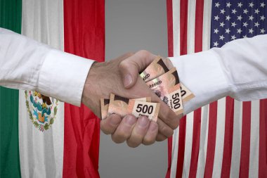 ABD ve Meksika bayrakları arka plan ile 500 peso faturaları el sıkışma.