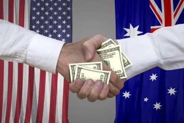 100 dolar faturaları karşılıklı ABD ve Avustralya bayrakları arka plan ile.