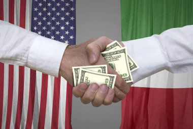 100 dolar faturaları karşılıklı İtalyan ve ABD bayrakları arka plan ile.