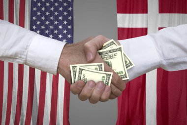 100 dolar faturaları karşılıklı ABD ve Danimarka'nın arka plan bayrak.