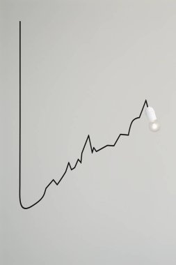 Bir lamba'nın elektrik kablo yükselen bir grafik çizer.