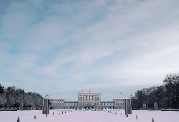 Gyönyörű kilátás a Nymphenburg-palotát, télen a hó. — Stock Fotó
