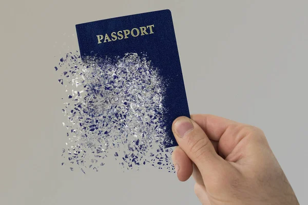 Паспорт США раздроблен в руке мужчины . — стоковое фото