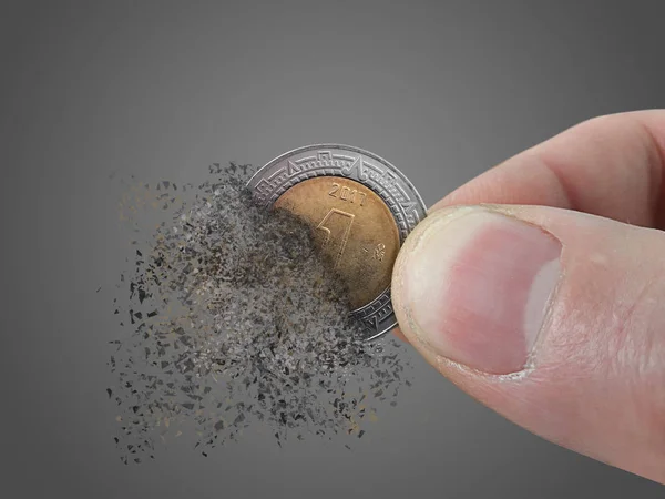 1 つのペソの硬貨を人の手で粉砕します。. — ストック写真