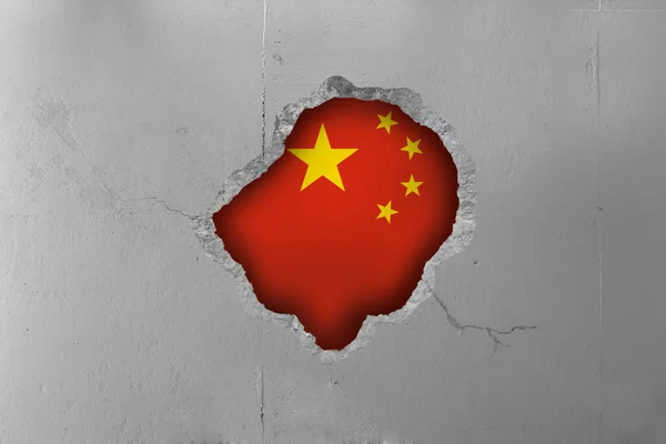 China-Flagge hinter einer Betonmauer. — Stockfoto