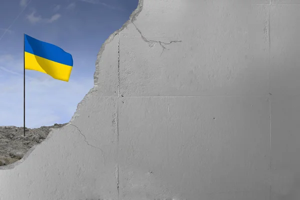 コンクリートの壁の後ろにウクライナの国旗. — ストック写真