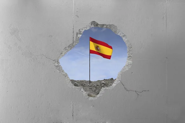Bandeira espanhola atrás de uma parede de concreto . — Fotografia de Stock