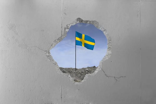 コンクリートの壁の後ろにスウェーデンの旗. — ストック写真