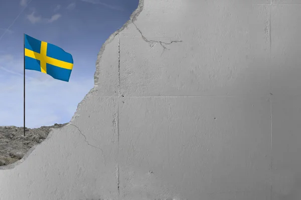Sveriges flagga bakom en betongvägg. — Stockfoto
