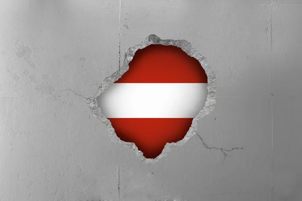 Rakouská vlajka za betonová zeď. — Stock fotografie