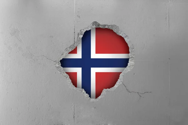 コンクリートの壁の後ろにノルウェー国旗. — ストック写真