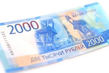 İki bin ruble beyaz arka plan üzerinde izole