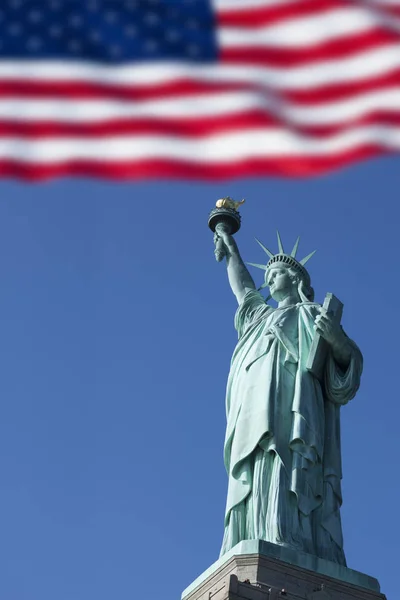 Statua wolności i USA flaga — Zdjęcie stockowe