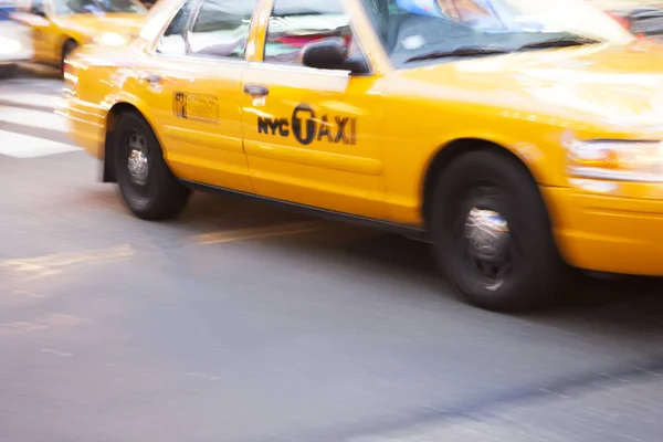 Taxi amarillo en Times Square, Nueva York, Nueva York, Estados Unidos — Foto de Stock