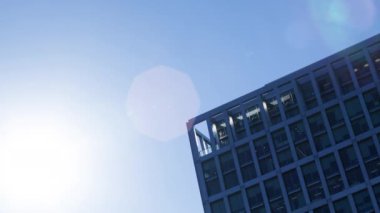 Güneşin modern bir ofis bloğu yok