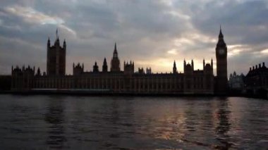 Gün gece timelapse Big Ben'e ve Parlamento için