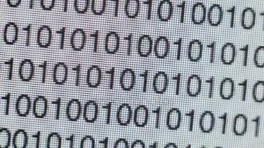 bilgisayar ekranında ikili kod