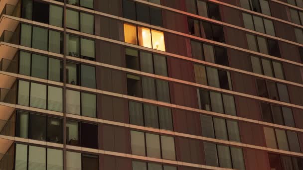 Apagando las luces en un solo apartamento — Vídeos de Stock