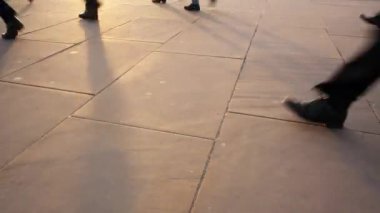 Londra / İngiltere'de - 25 Şubat 2017: düşük açılı görünümü timelapse bürosundan günbatımında London Bridge günbatımında çıkarken işçilerin