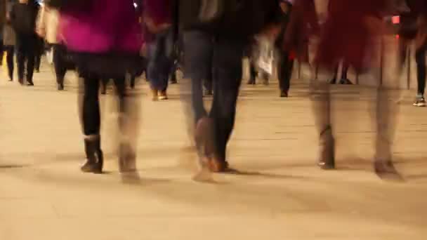 延时的通勤者的双腿，在伦敦桥上. — 图库视频影像