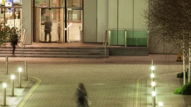Délai dans lequel les travailleurs quittent un bureau après la tombée de la nuit — Video