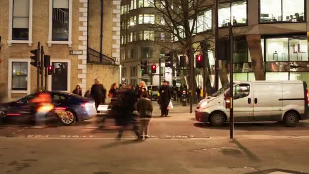 夜、ロンドン、イングランドで道路を横断する歩行者の時間経過 — ストック動画