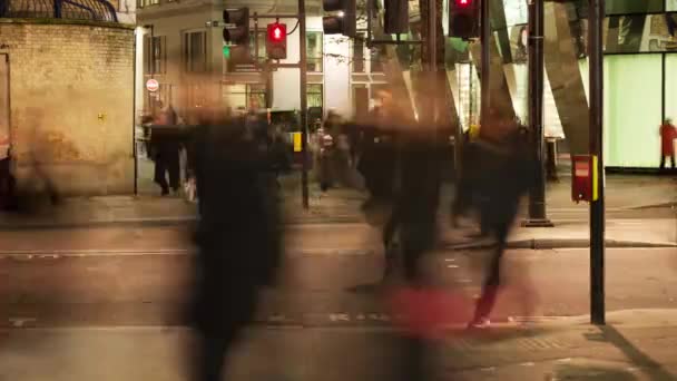 Tempo-lapso de pedestres atravessando uma estrada à noite, Londres, Inglaterra — Vídeo de Stock
