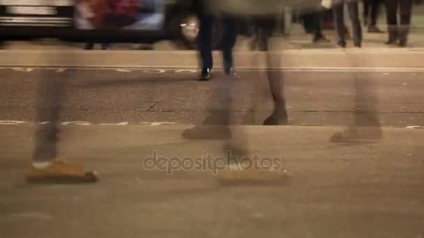 Low section of commuters crossing a road, Londres, Inglaterra — Vídeo de Stock