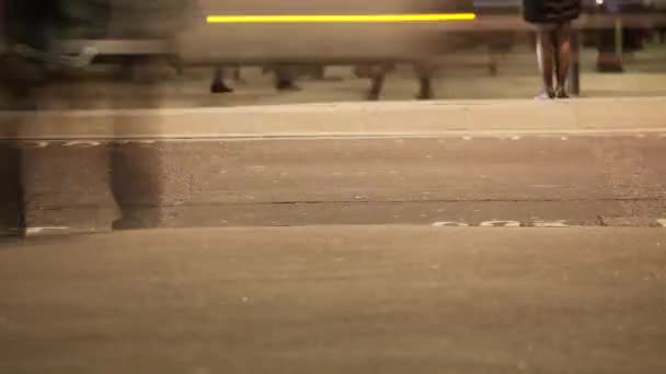 Low section of commuters crossing a road, Londres, Inglaterra — Vídeo de Stock