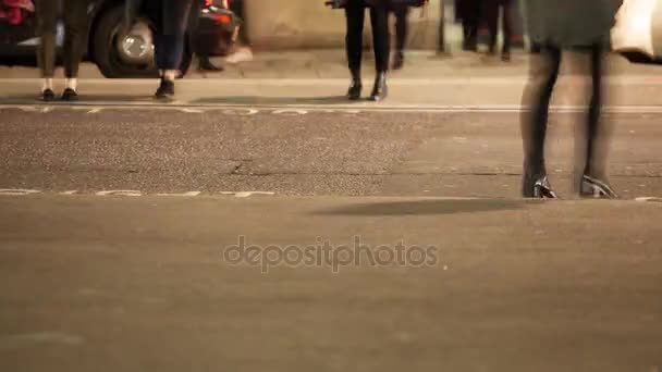 Низкая часть пассажиров, пересекающих дорогу, Лондон, Англия — стоковое видео