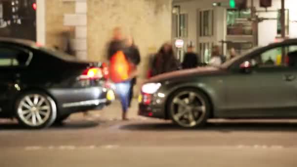 Zeitraffer von Fussgängern, die nachts eine Straße überqueren, London, England — Stockvideo