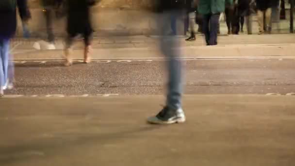 低断面的通勤者过马路，伦敦，英国 — 图库视频影像
