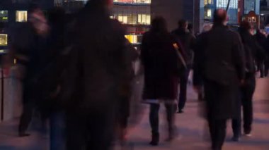 Londra / İngiltere - 10 Mart 2017: Timelapse London Bridge kalabalık saatte yürüyüş bürosundan çıkarken işçilerin