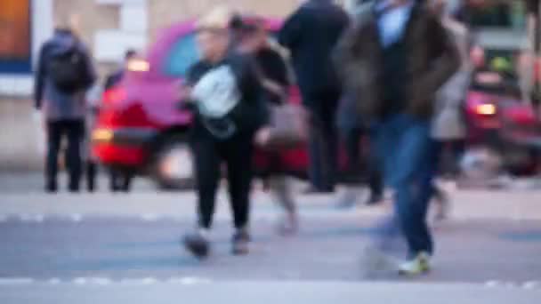 Tempo-lapso de pedestres atravessando uma estrada ao entardecer . — Vídeo de Stock