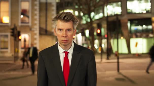 Time-lapse d'un homme d'affaires debout toujours à regarder la caméra — Video