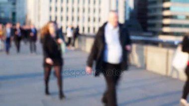 Hızlandırılmış commuters Londra Köprüsü'nde, defocussed.