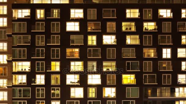 L'esterno di un moderno condominio di notte — Video Stock