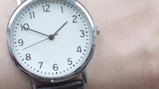 Primer Plano Hombre Caucásico Con Reloj Pulsera — Vídeos de Stock