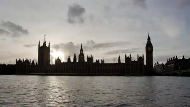 大本钟和英国伦敦议会大厦的夜以继日的流逝 显示出夕阳西下 — 图库视频影像