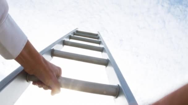 Persoonlijk Perspectief Van Een Blanke Man Die Een Ladder Beklimt — Stockvideo