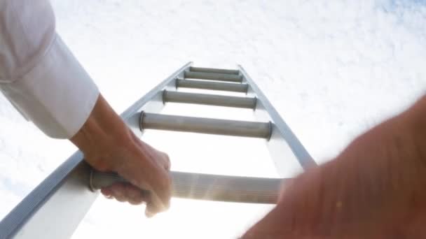 Persoonlijk Perspectief Van Een Blanke Man Die Een Ladder Beklimt — Stockvideo