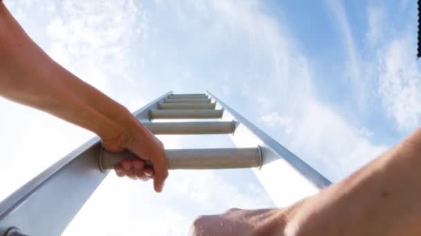 Persoonlijk Perspectief Van Een Blanke Man Die Een Ladder Beklimt — Stockvideo