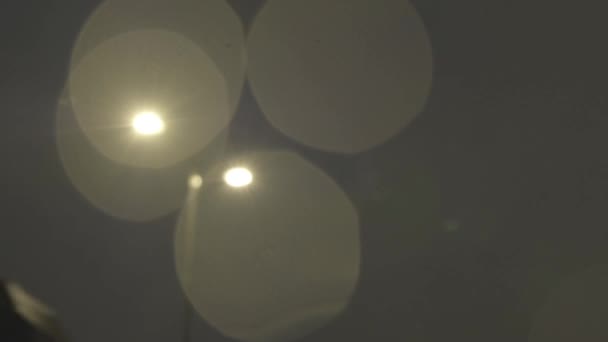 ロンドン イギリス 2019年10月 ロンドンの夜の雨の中を歩くコミューター — ストック動画