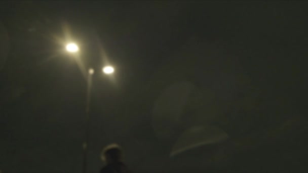 ロンドン イギリス 2019年10月 ロンドンの夜の雨の中を歩くコミューター — ストック動画